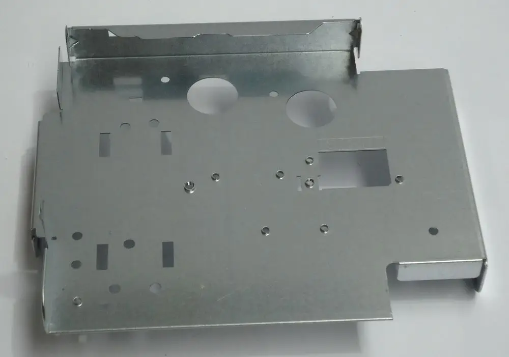 Metallene Befestigungsplatte von Daikin mit unterschiedlichen Ausschnitten und Löchern. Eignet sich zur Montage und Befestigung von Komponenten.
